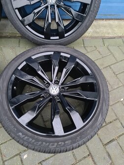 VW Tiguan Velg 20 inch set Suzuka Velgen en Banden 5NA601025G