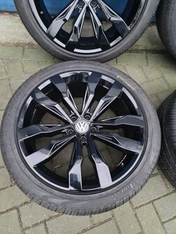 VW Tiguan Velg 20 inch set Suzuka Velgen en Banden 5NA601025G