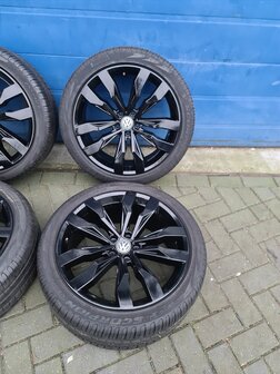 VW Tiguan Velg 20 inch set Suzuka Velgen en Banden 5NA601025G