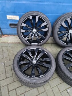 VW Tiguan Velg 20 inch set Suzuka Velgen en Banden 5NA601025G