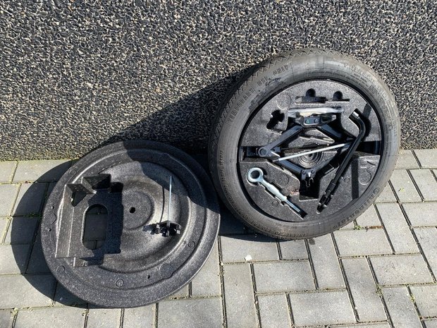 Volvo S80 Thuiskomer  met krik 17 inch 125/80/17 21708006191