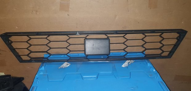 Seat ibiza 6F LUCHTGRILLE midden bumper 6F0853667