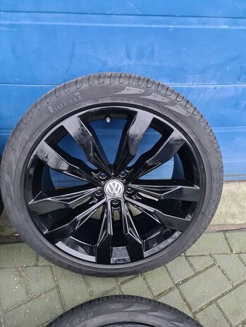 VW Tiguan Velg 20 inch set Suzuka Velgen en Banden 5NA601025G