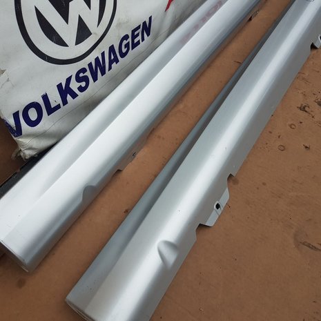   Volkswagen Golf 6 R-line R20 look sideskirts Links